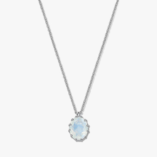 Elegáns sterling ezüst nyaklánc ovális holdkő medállal fehér háttéren.