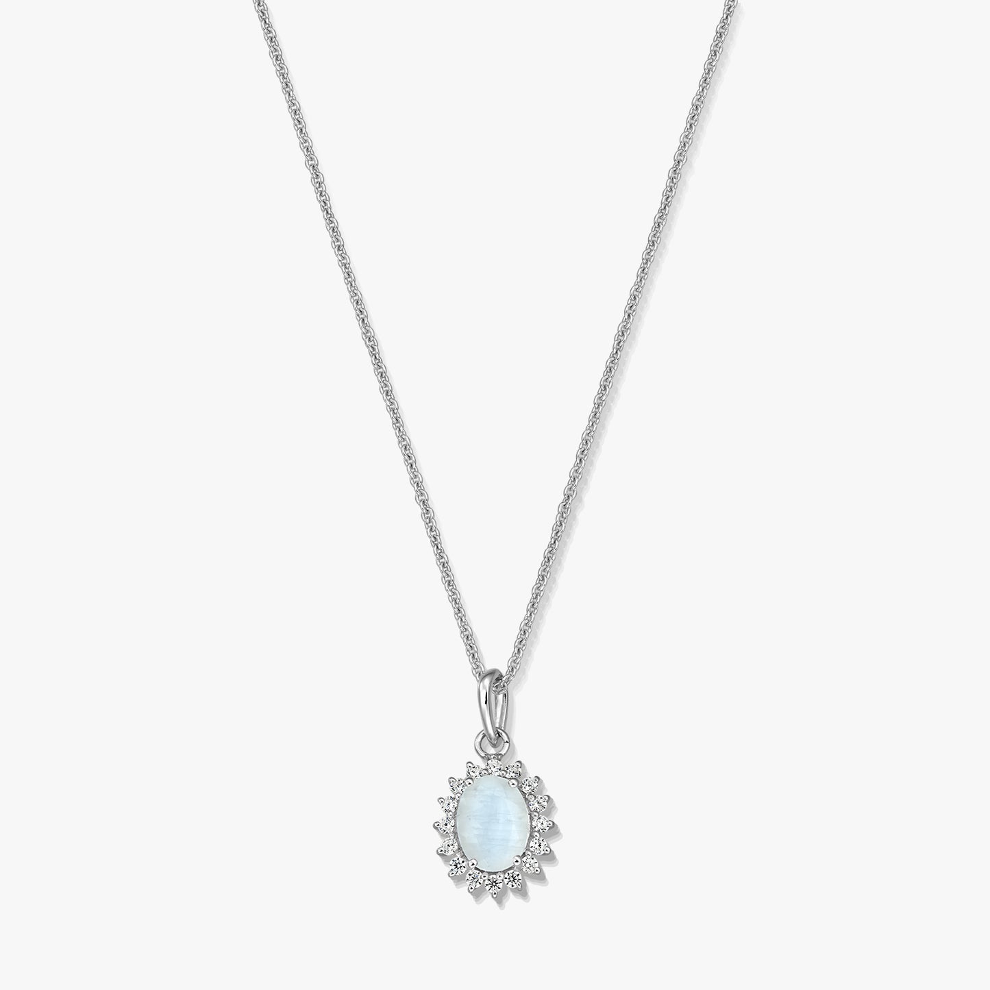 Collier élégant en argent sterling avec pendentif ovale en pierre de lune, entouré d'un halo délicat, photographié sur fond blanc.