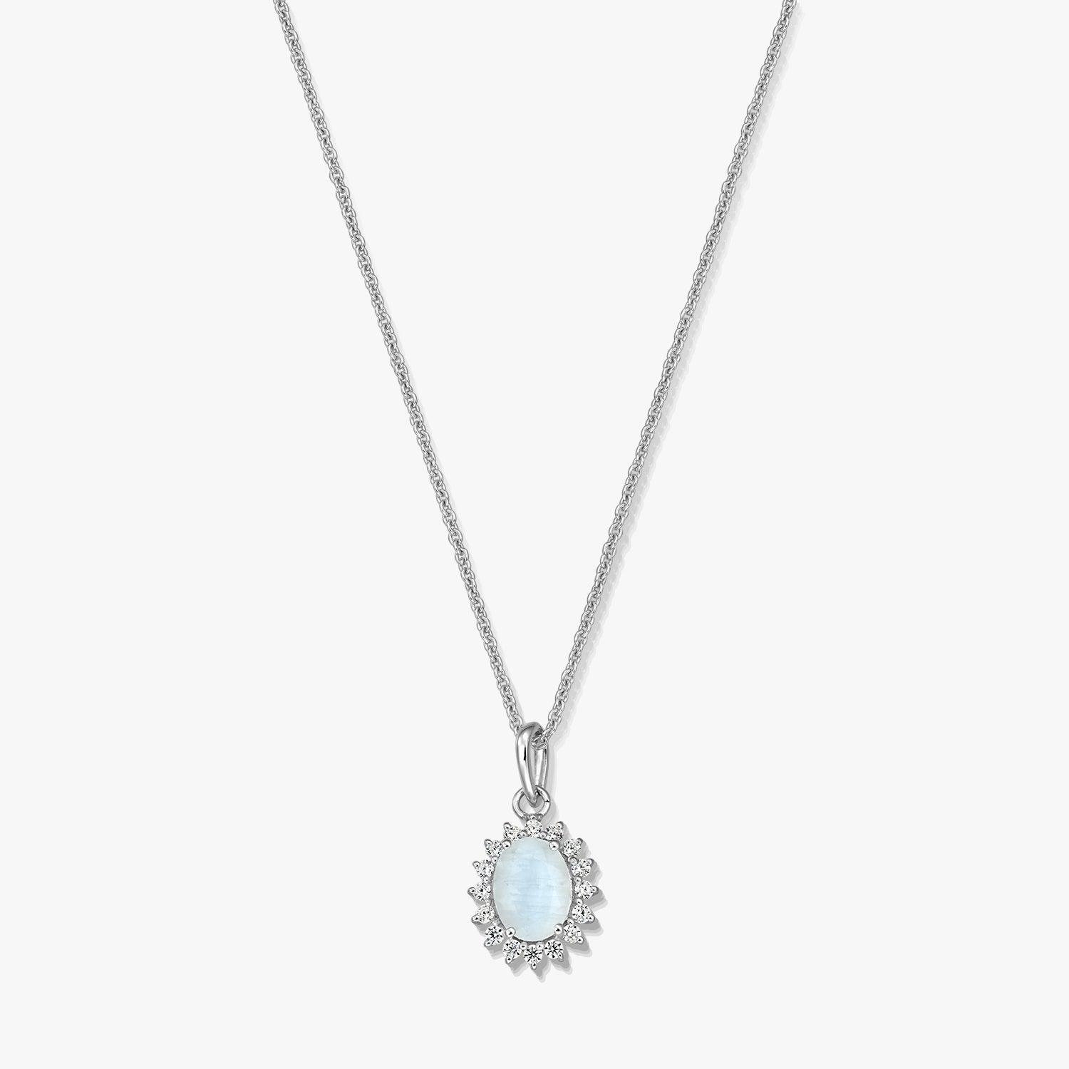 Collier élégant en argent sterling avec pendentif ovale en pierre de lune, entouré d'un halo délicat, photographié sur fond blanc.