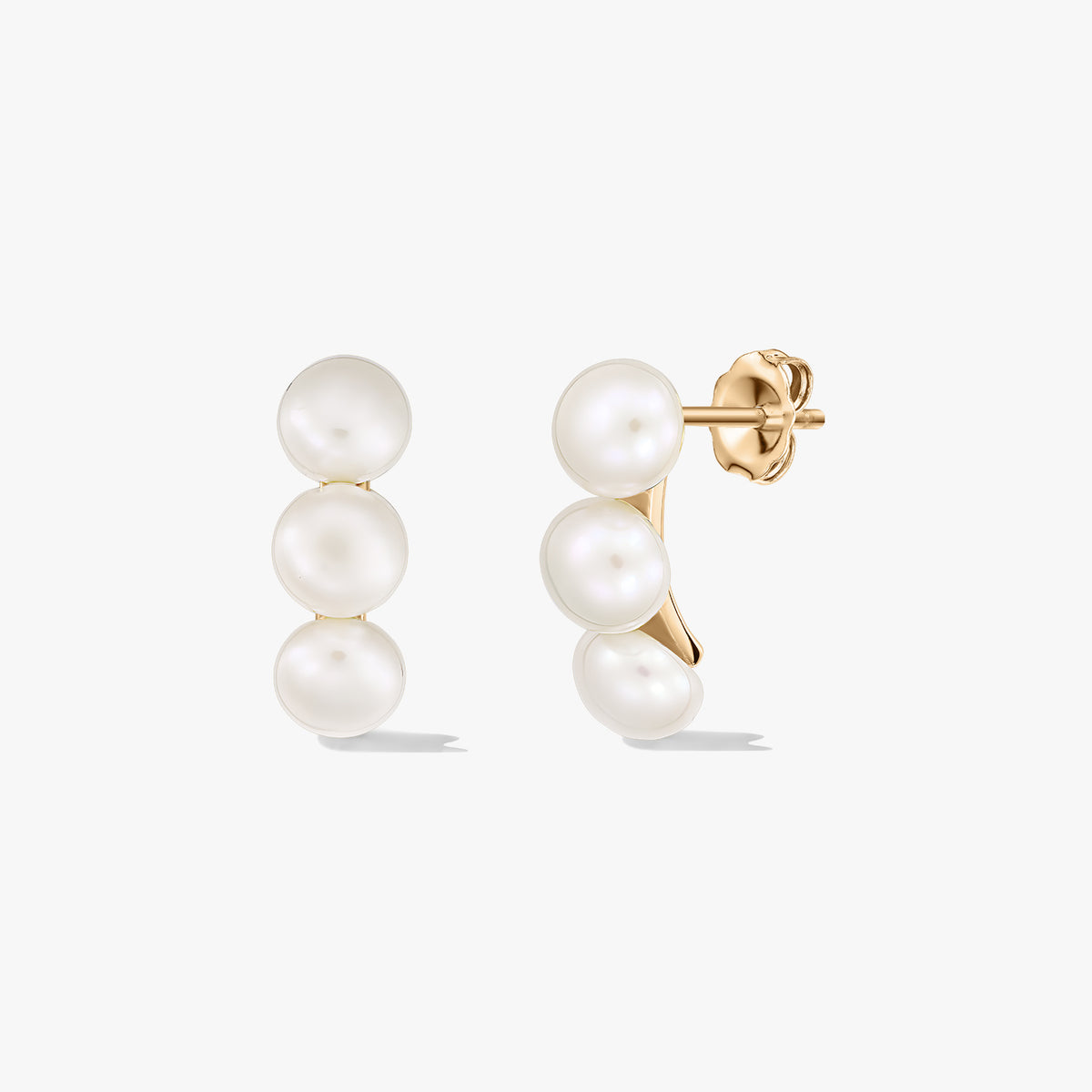 Paire de puces d’oreilles en argent plaqué or, chacune ornée de trois perles de culture blanches empilées verticalement, présentées sur un fond blanc épuré.
