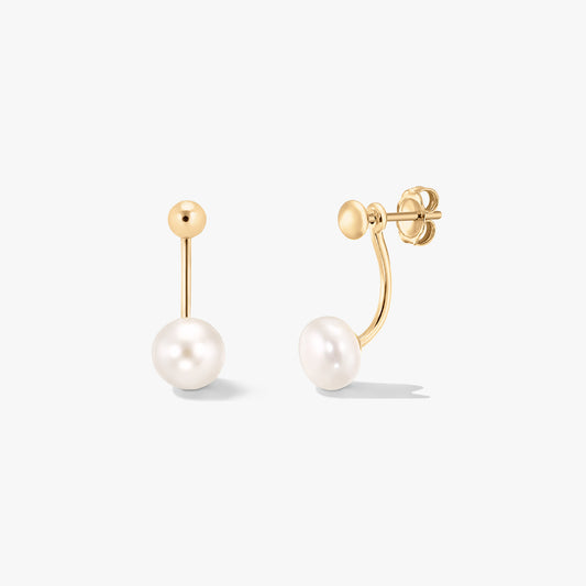 Paire de boucles d'oreilles ear jacket en argent sterling plaqué or avec des perles naturelles blanches, présentées sur un fond blanc épuré.