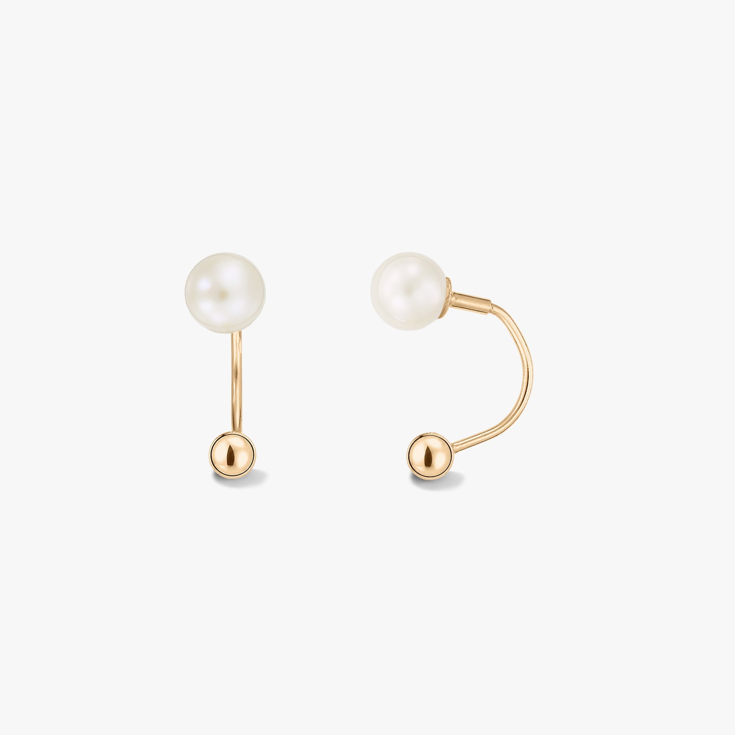 Paire de boucles d’oreilles ear jacket en or jaune 14k avec perles blanches naturelles, sur fond blanc uni, présentées de face et de profil pour montrer la barre arrière courbe.
