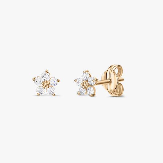 Paire de petites boucles d'oreilles clous florales en or avec des pierres de zirconium transparentes, vues de face et de côté avec des fermoirs papillon sur fond blanc.