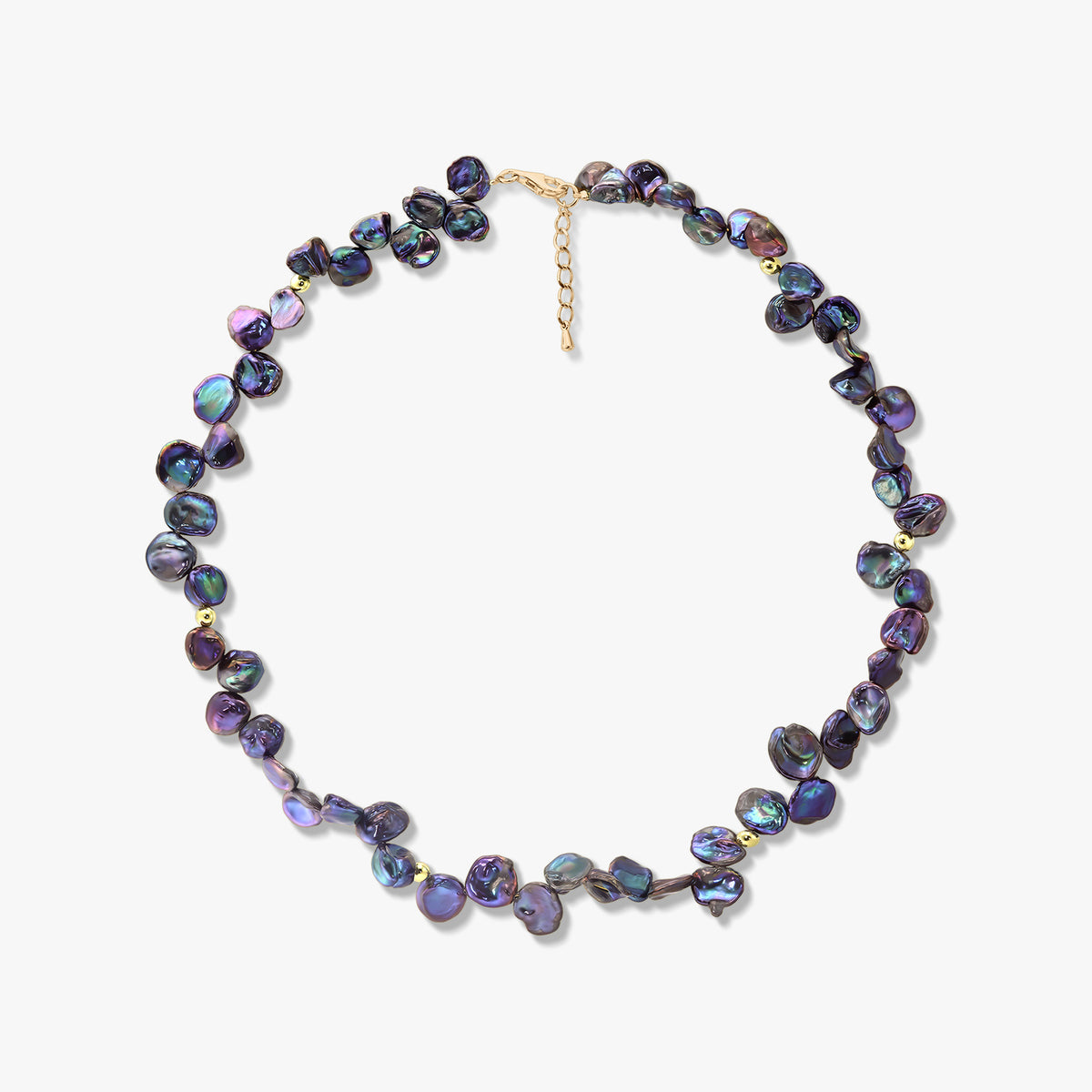 Collier de perles keshi noires irisées avec de petites touches dorées et une chaîne de rallonge réglable, photographié sur fond blanc.