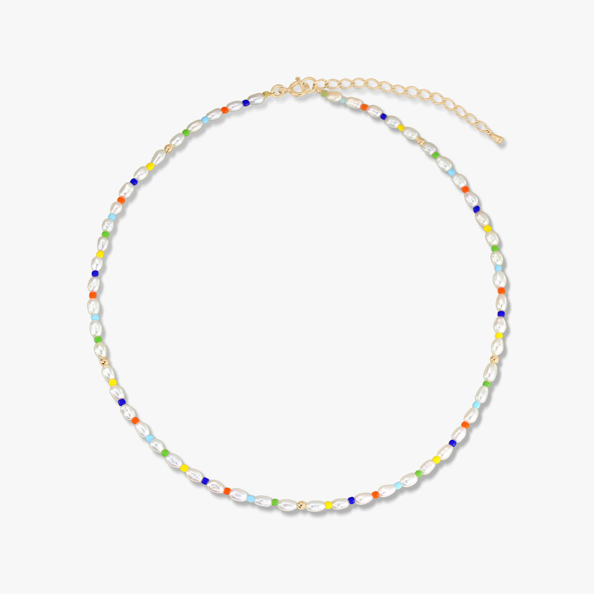 Collier délicat en argent sterling plaqué or, orné de petites perles de culture et de perles multicolores, terminé par une chaînette de rallonge ajustable, photographié sur fond blanc.