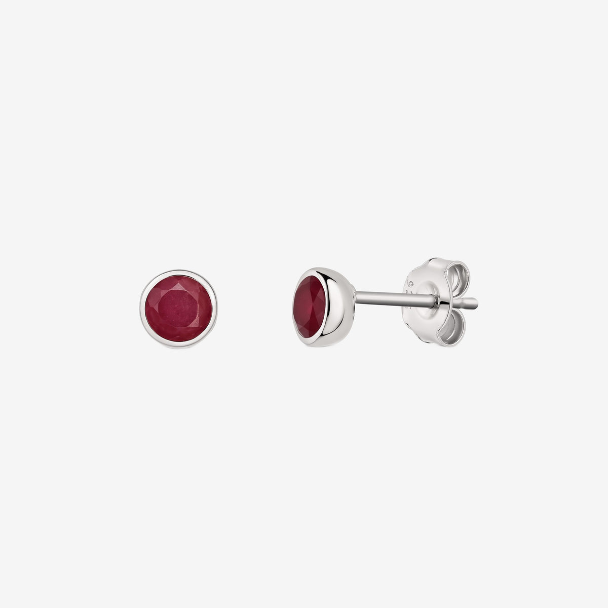 Paire de boucles d'oreilles puces en argent serties de rubis, vues de face et de côté sur fond blanc.