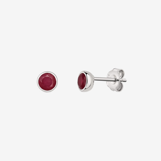 Paire de boucles d'oreilles puces en argent serties de rubis, vues de face et de côté sur fond blanc.