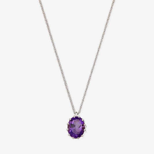 Collier en argent sterling avec un pendentif améthyste ovale facetté sur fond blanc.