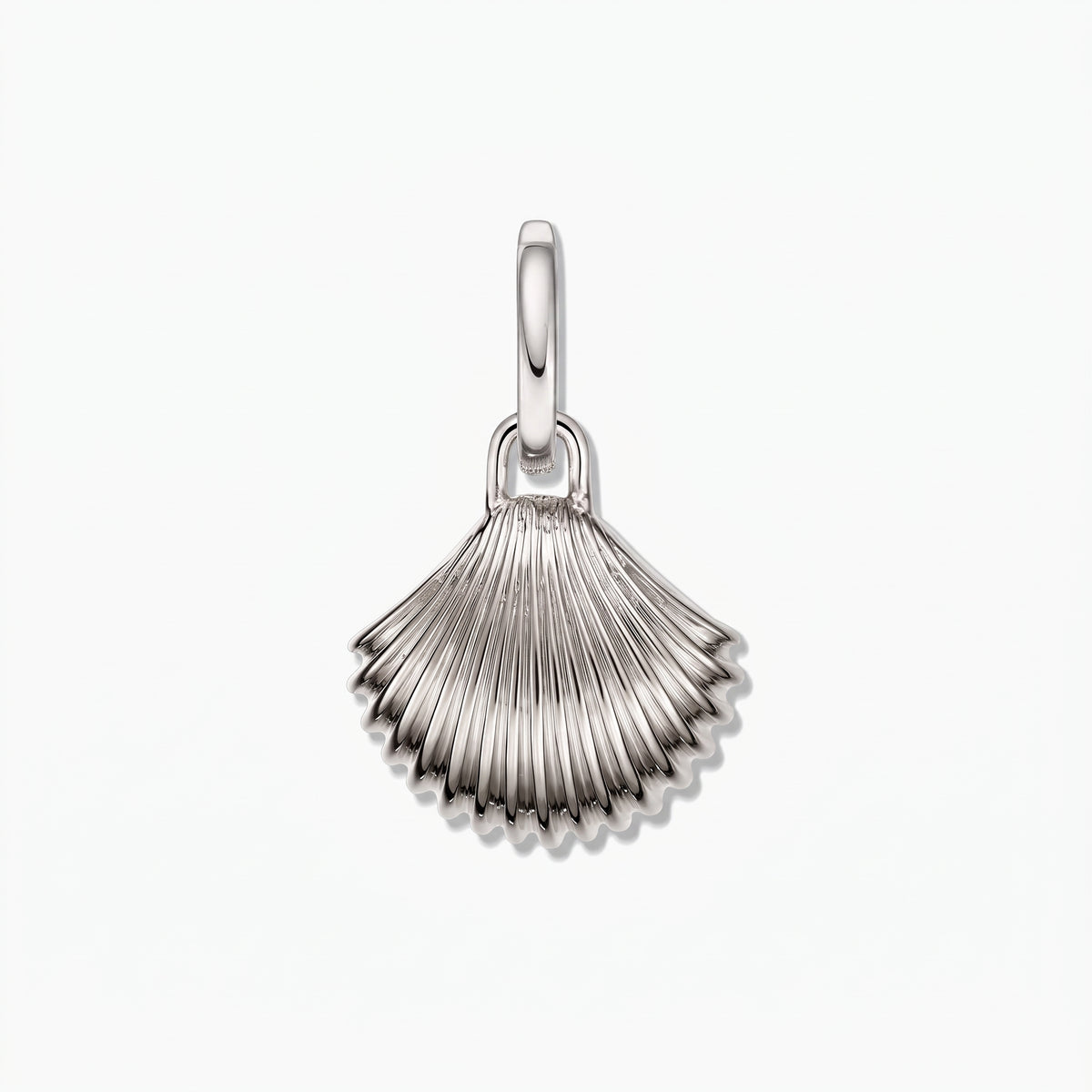 Pendentif coquillage en argent 925 plaqué rhodium, centré sur un fond blanc.