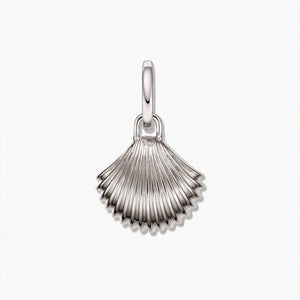 Pendentif coquillage en argent 925 plaqué rhodium, centré sur un fond blanc.