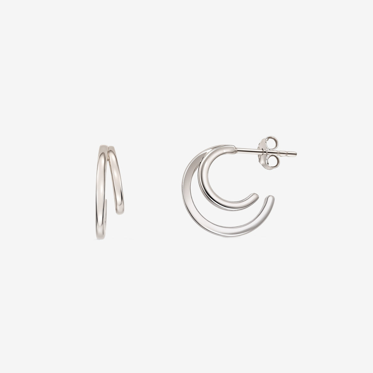 Boucles d'oreilles argent Siamese par Indira — boucles d'oreilles à tiges en argent sterling à double anneau avec fermoirs papillon sur fond blanc.