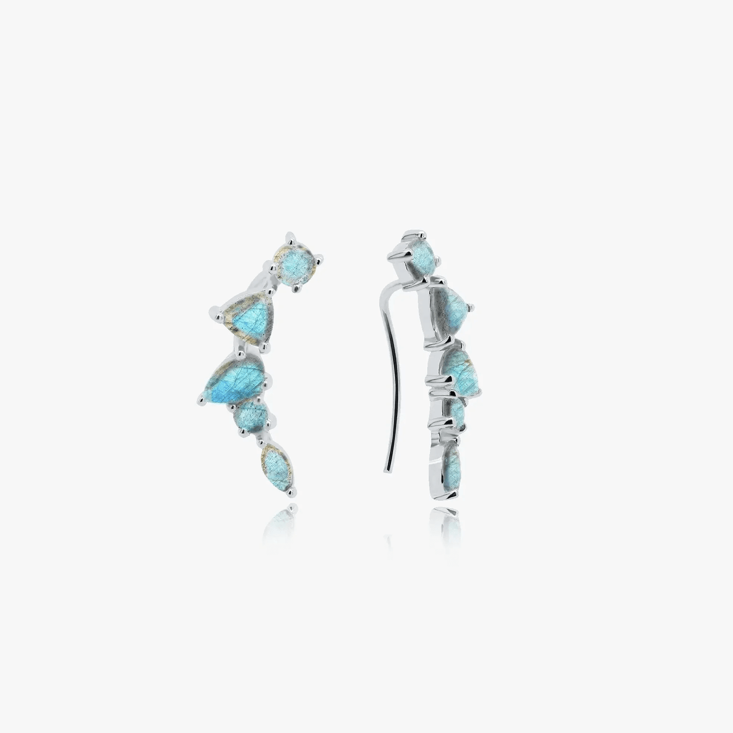 Boucles d'oreilles Valery en argent avec pierres de labradorite présentées sur fond blanc.