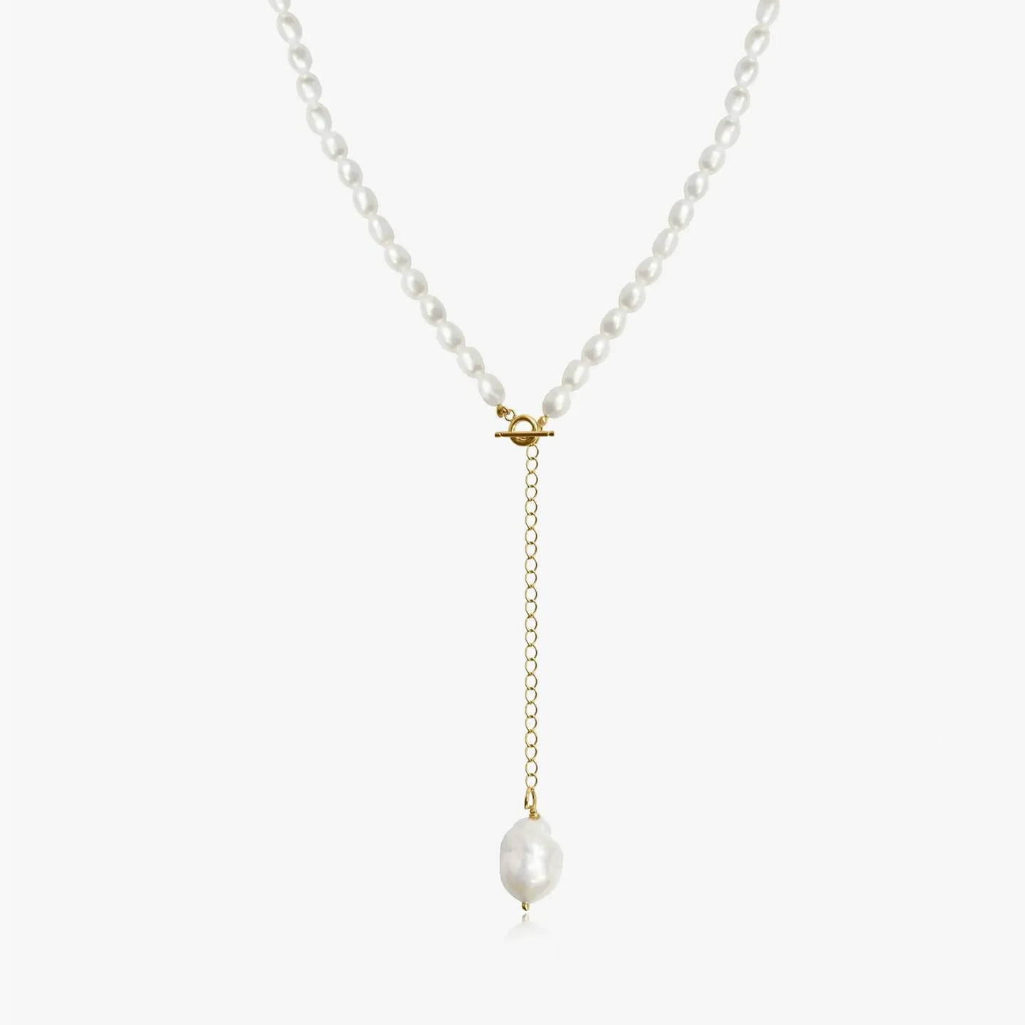 Collier en argent avec accent doré et perle naturelle sur fond blanc