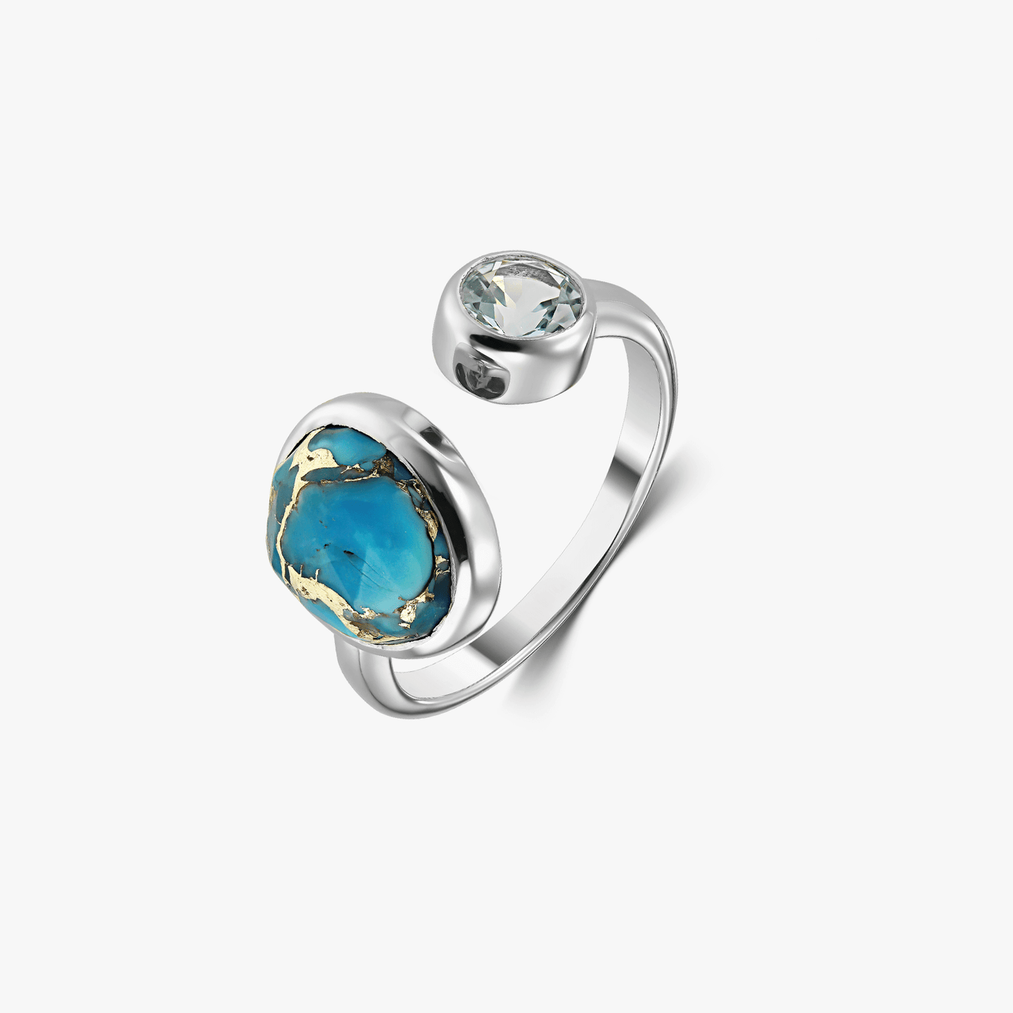 Bague en argent avec une topaze bleue et une pierre turquoise sur fond blanc.